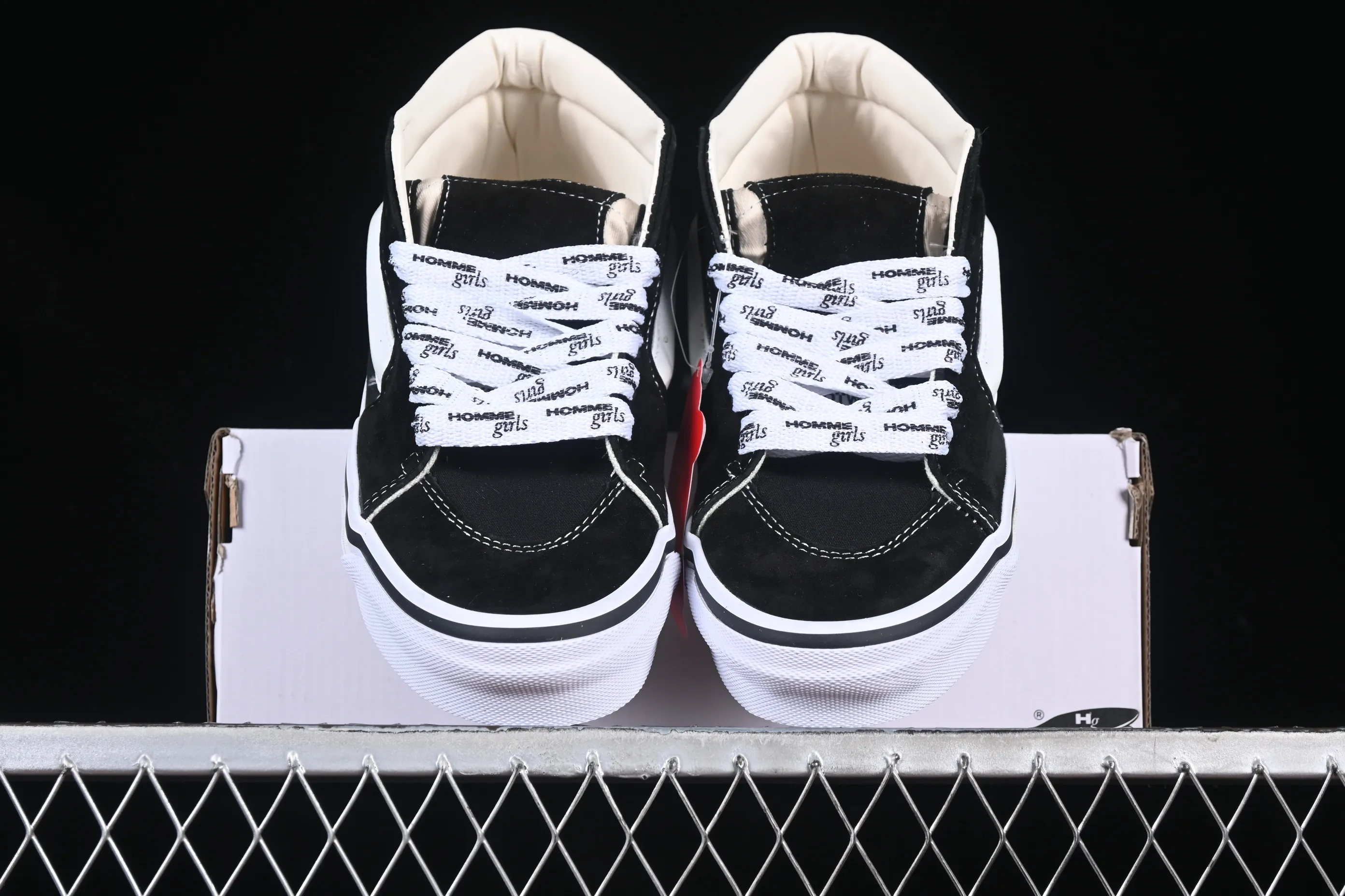All categories Vans Vans series Vans Mid Vans China HommeGirls x Vans Sk8-Mid Fashionable and versatile mid-top casual vulcanized sneakers VN000NBNCJK